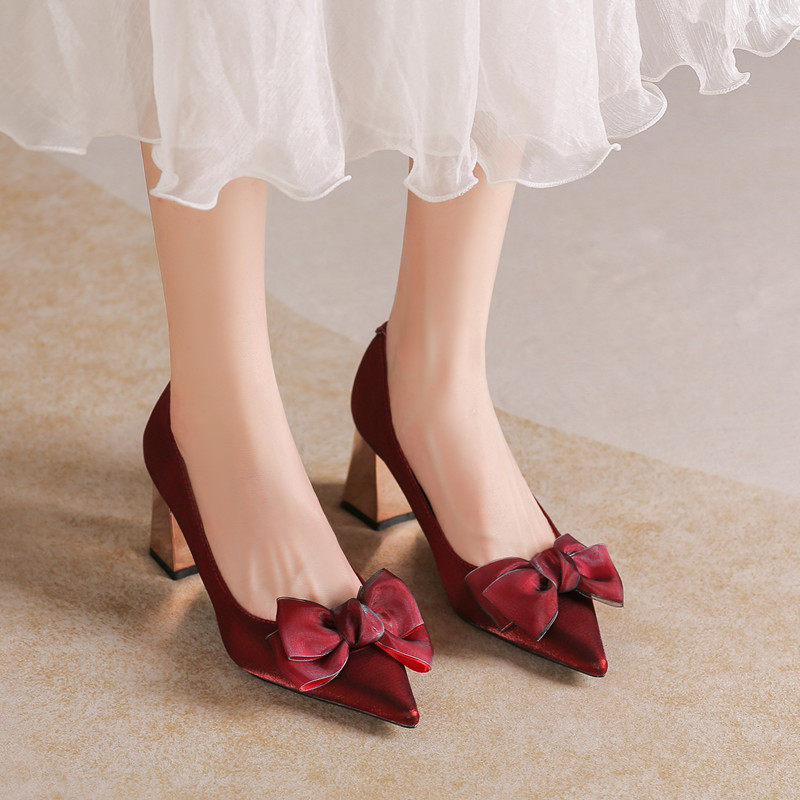 2026新款绸缎尖头蝴蝶结高跟鞋女金属粗跟少女单鞋酒红色新娘婚鞋