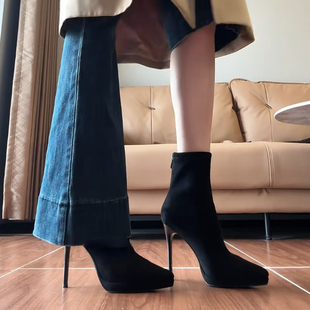 黑色绒面高跟短靴女2026新款性感细跟防水台尖头弹力瘦瘦袜靴10CM