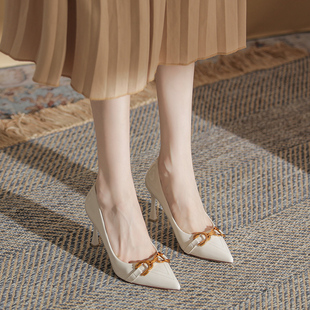 白色设计感小众高跟鞋女2026新款气质金属扣尖头浅口性感细跟单鞋