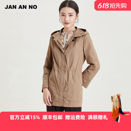 连帽设计，两侧口袋，时尚简约