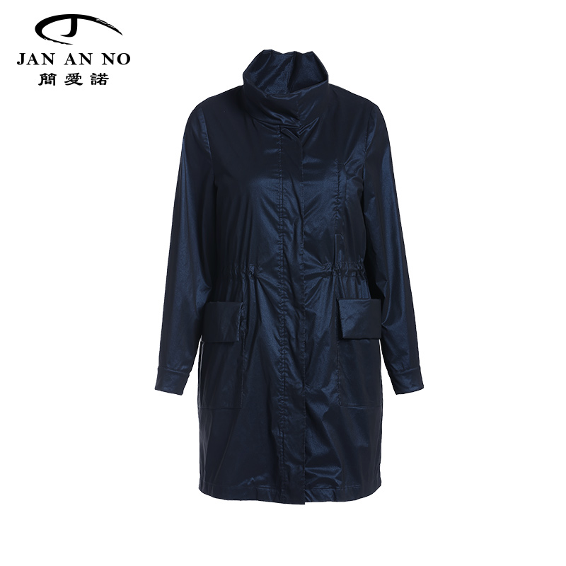 选用特殊的金属感风衣面料，更加防风保暖