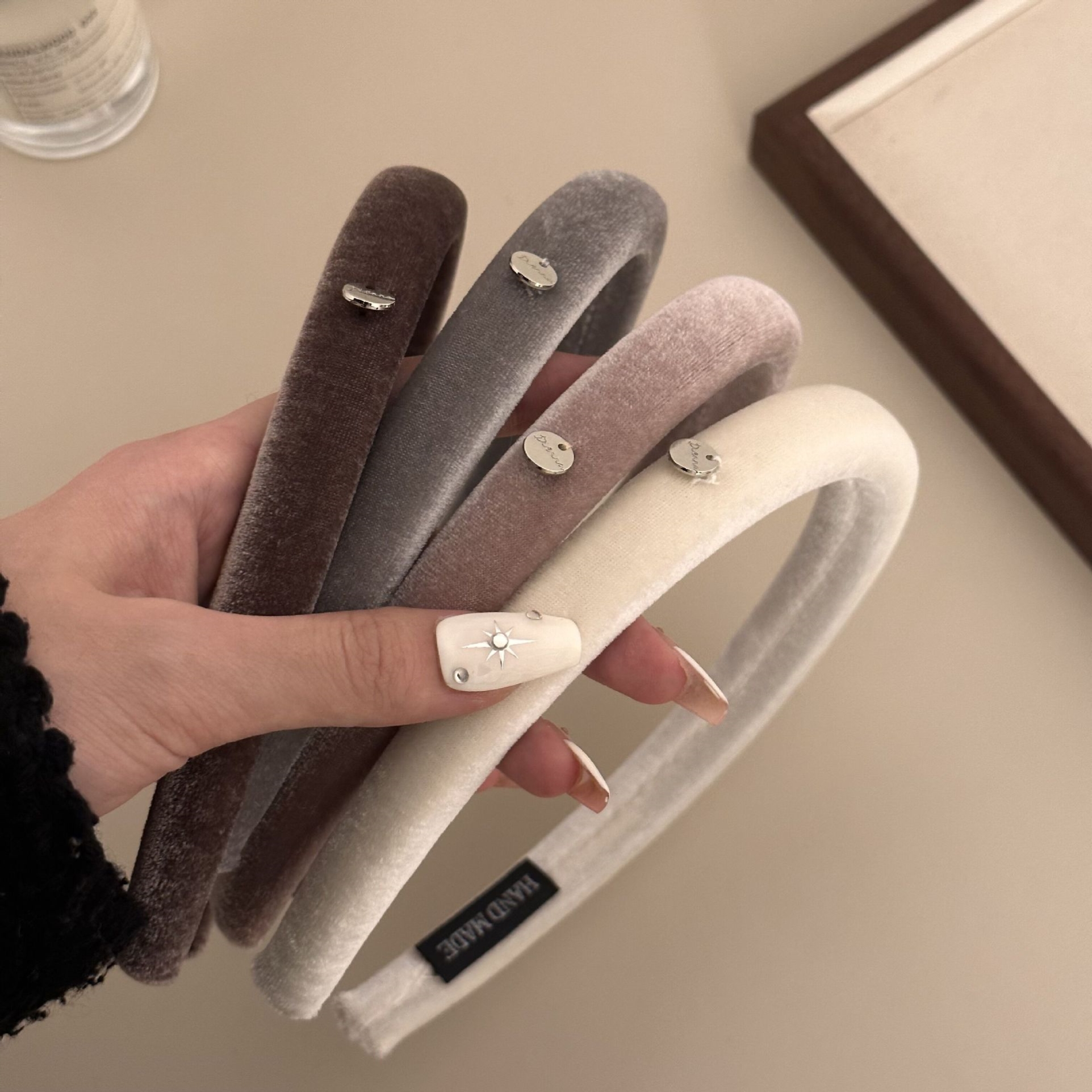 百搭高级感的灰~植绒小铭牌发箍