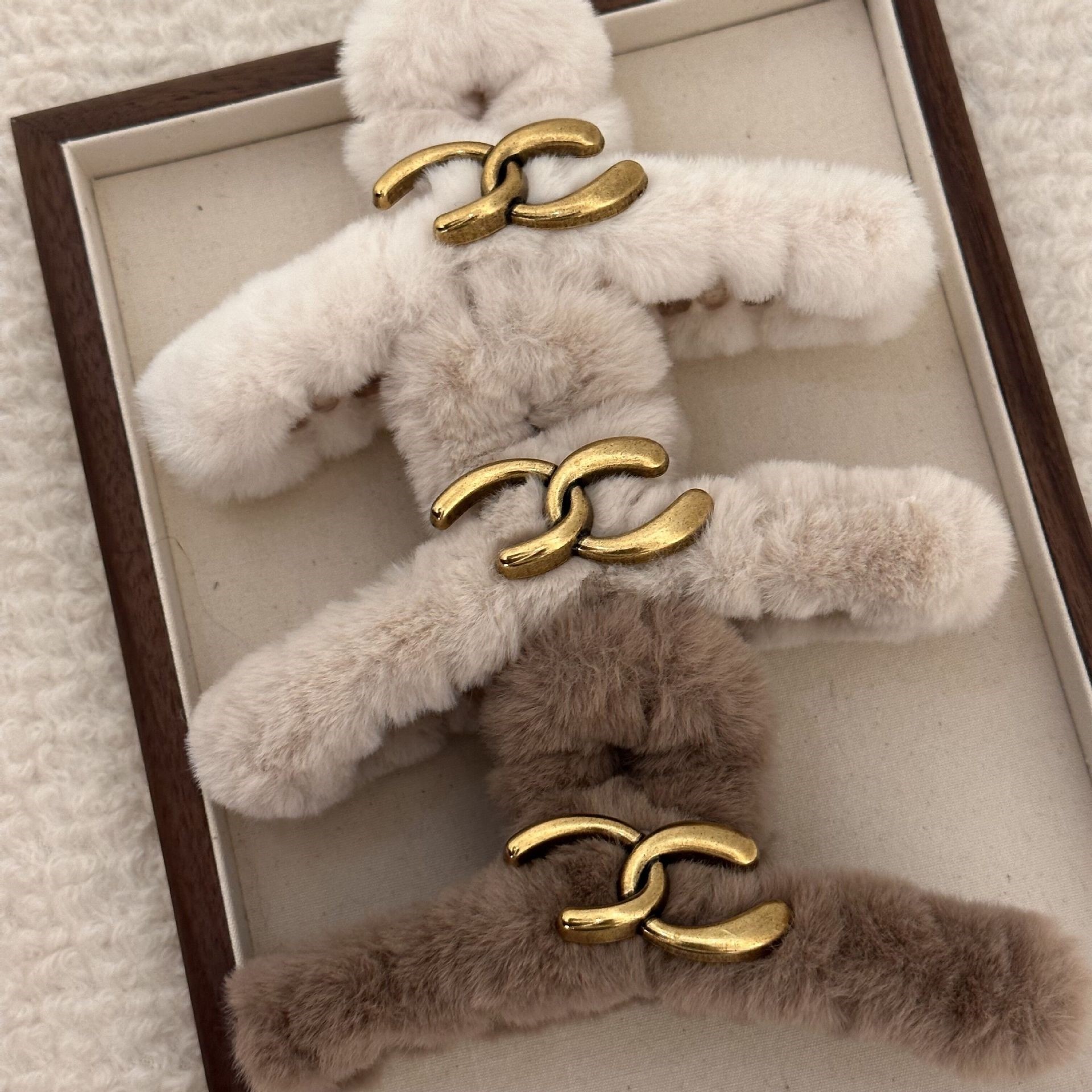 经典又复古！金属字母毛绒抓夹！