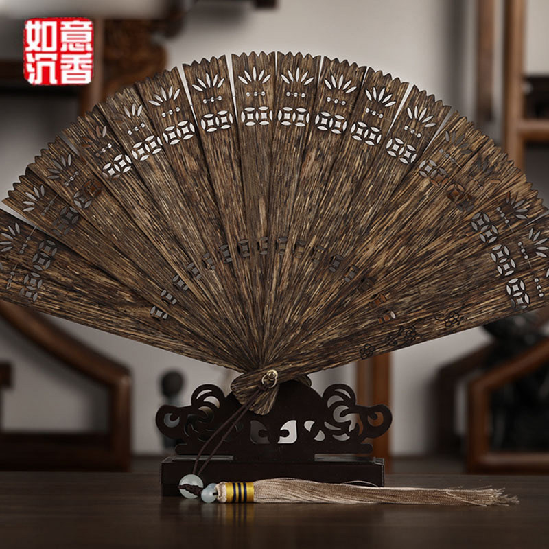 【精雕珍藏品】文萊黑油老料沈香精雕工藝扇子家居擺件車挂清涼甜在類目 家居飾品, 工藝扇中 - 來自Buy2taobao.com提供專業的淘寶代購服務