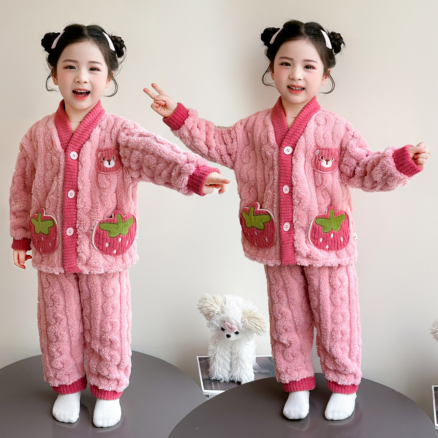 女童草莓熊珊瑚绒家居服套装秋冬保暖卡通可爱法兰绒开衫睡衣洋气