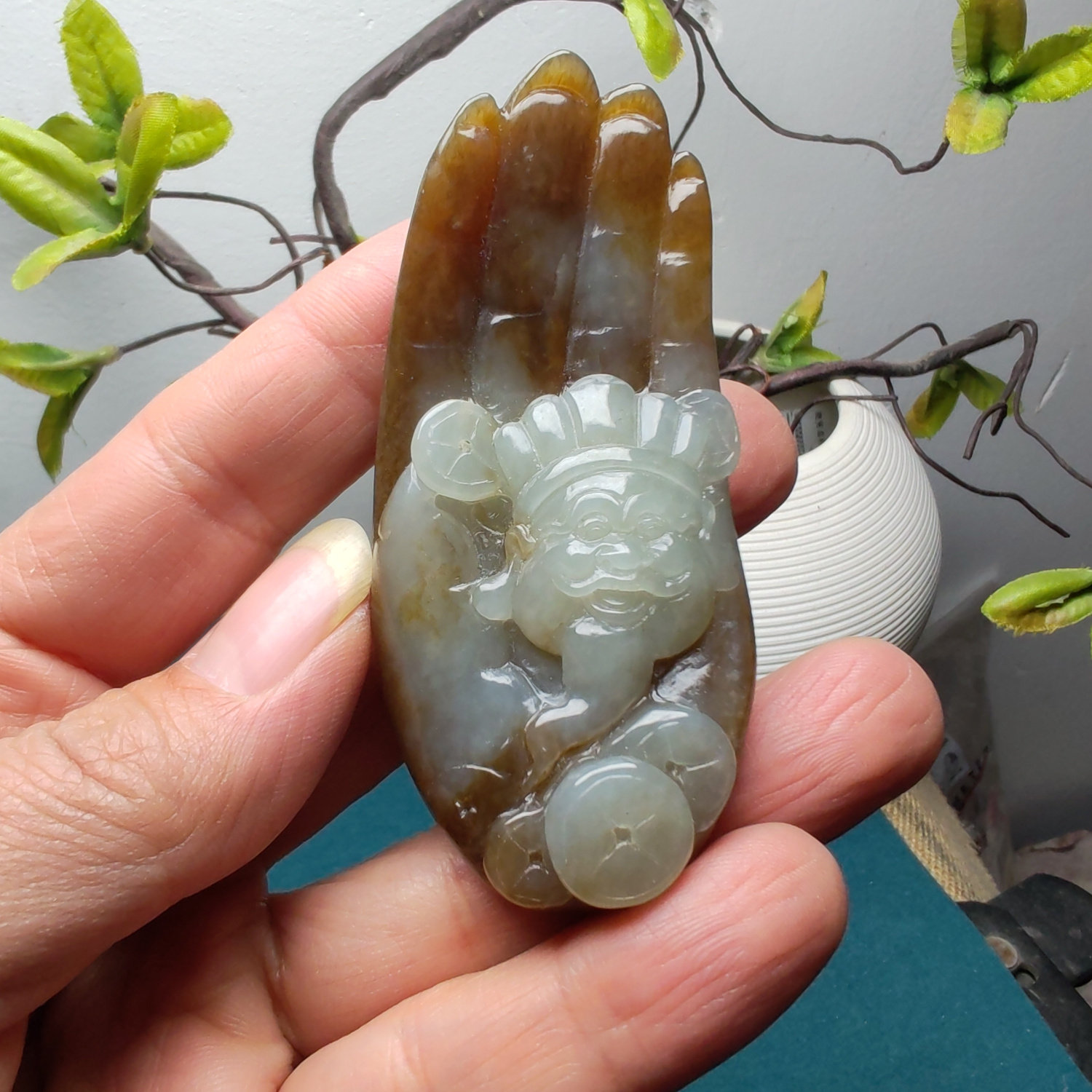 新疆和田玉且末糖青白玉财神佛手铜钱手把件精品男女国风伸手来财