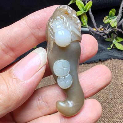 糖白玉和田玉甲虫辣椒吊坠