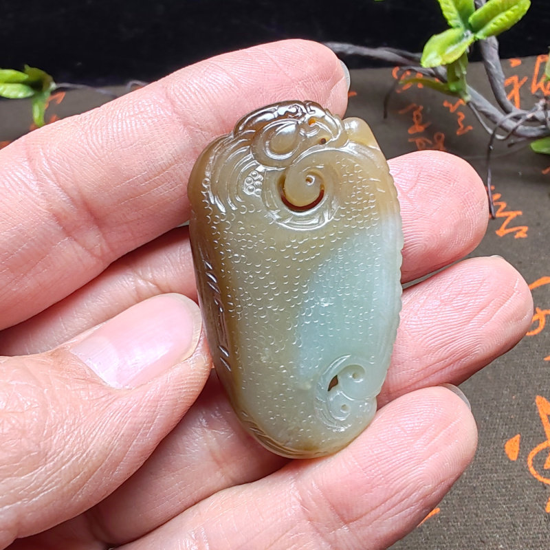 新疆和田玉且末糖青白玉仿古龙吊坠挂件苏工精雕男女古风龙行天下