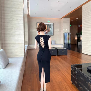 M900黑色无袖连衣裙女2026爆款V领修身包臀气质名媛风紧身中长裙