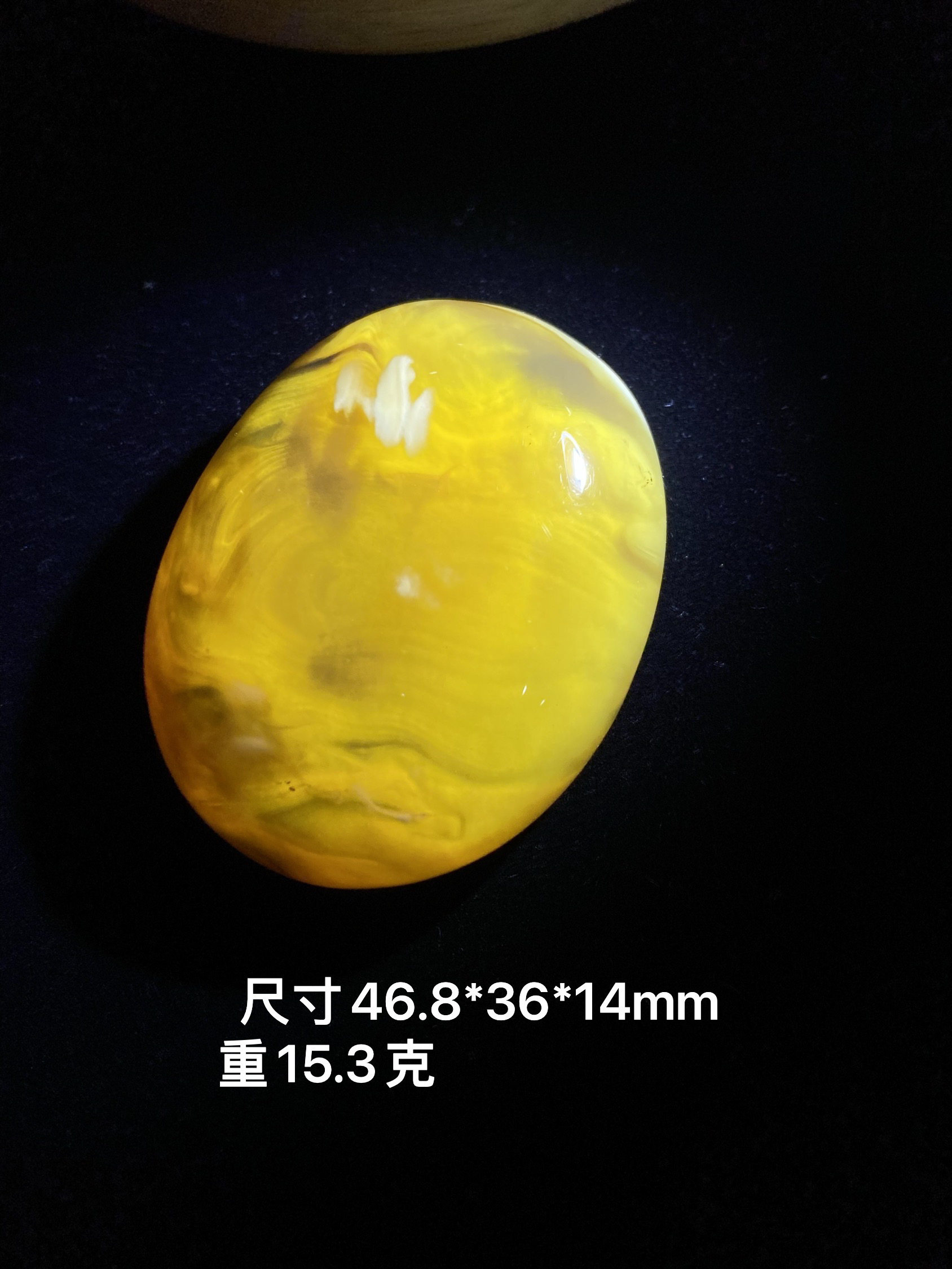 缅甸琥珀，金底的蛋黄溶洞蛋面，高端品镶嵌效果更好