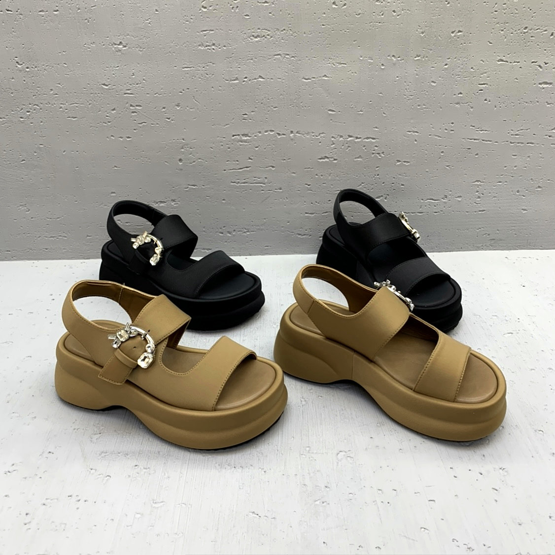 欧洲站女鞋2026夏季新款欧货布面露趾搭扣亮钻厚底时尚休闲凉鞋女