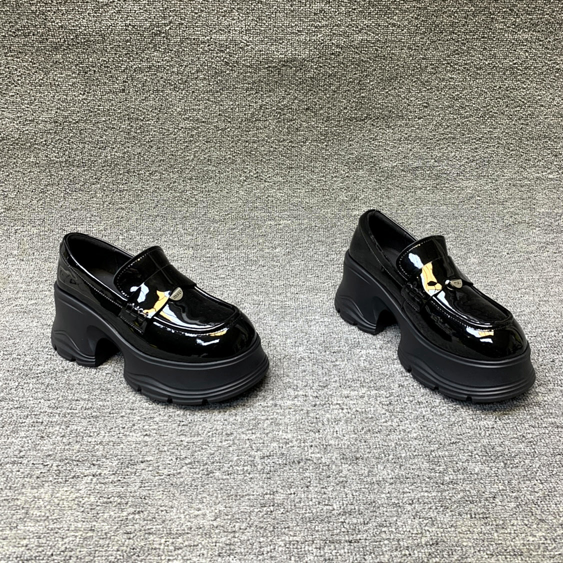 欧洲站女鞋2026春季新款欧货真皮松糕跟厚底英伦风漆皮时尚乐福鞋