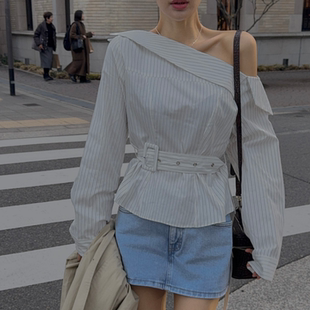 女 条纹上衣衬衫 韩国东大门新款 斜领一字领性感露肩系带扣收腰长袖