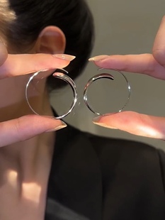 黎曼简约高级感时尚光面素圈耳环小众设计圆脸显瘦百搭耳圈耳饰女