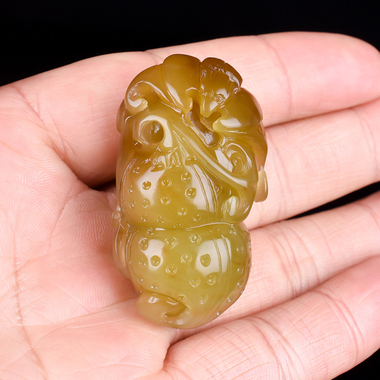 天然新疆和田玉糖料蝙蝠花生如意吊坠糖玉籽料福寿如意一生玉挂件