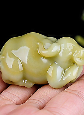 和田玉糖玉籽料招财玉牛手把件