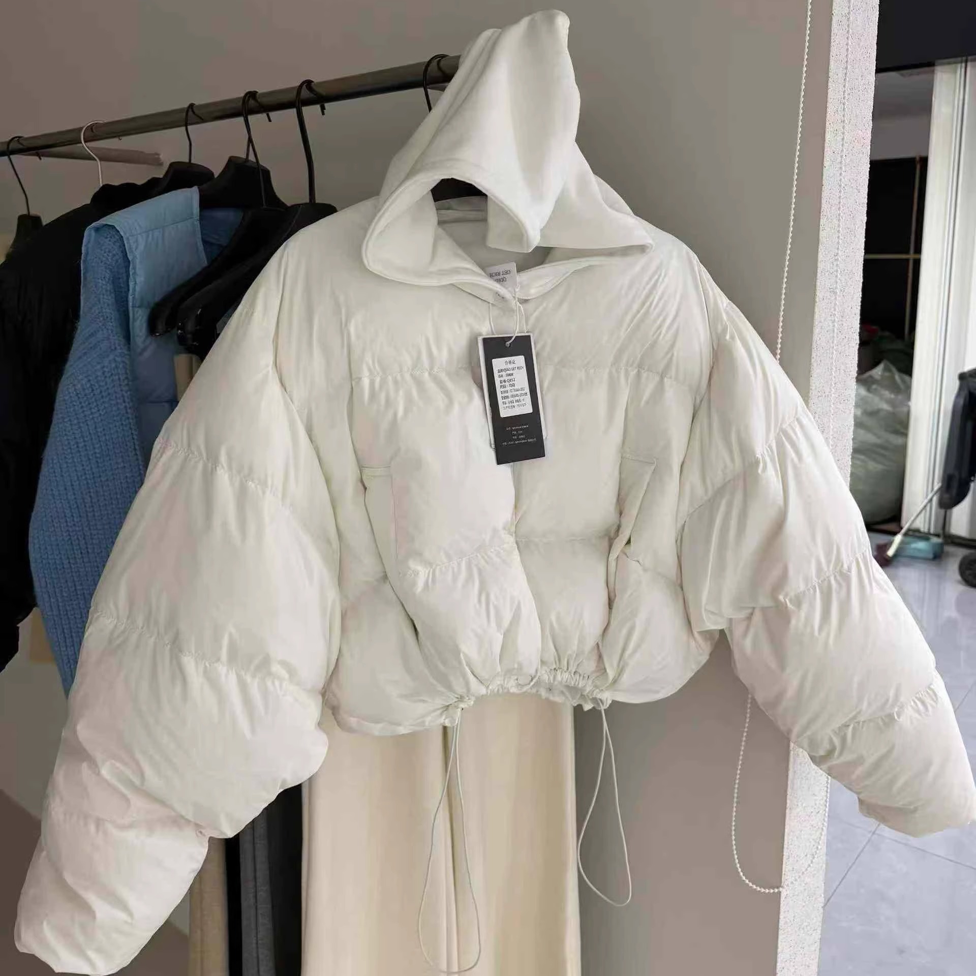 白色棉帽蓬松面包服短款羽绒服