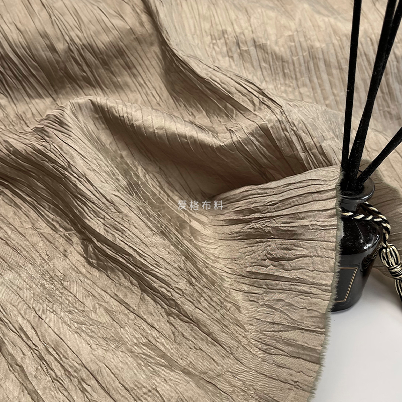 时装褶皱 凹造型设计薄款卡其色光泽廓形不规则压褶面料半裙布料