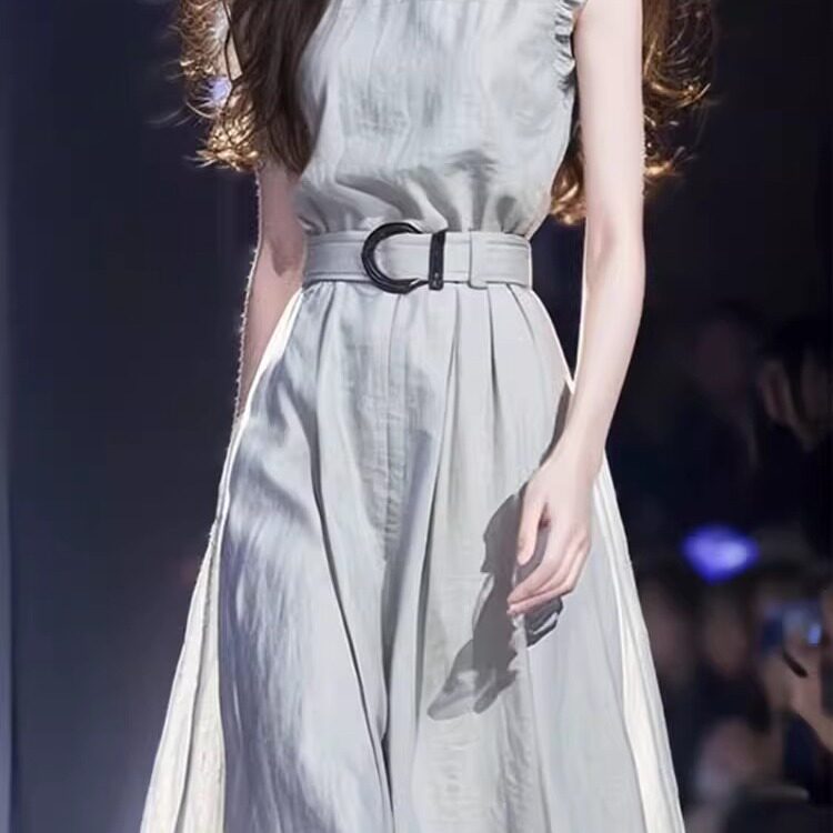 2025新款今年流行的气质绝美社会漂亮修身无袖连衣裙子女夏感