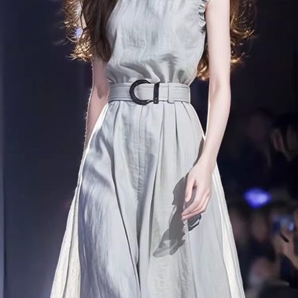 2025新款今年流行的气质绝美社会漂亮修身无袖连衣裙子女夏感