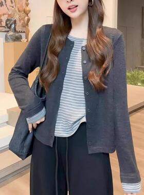 大码微胖休闲灰色条纹长袖T恤女秋季韩系穿搭胖MM显瘦假两件上衣