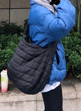 PP自制/冬季新款大容量羽绒斜挎包单肩云朵褶皱大包女（挺大的）