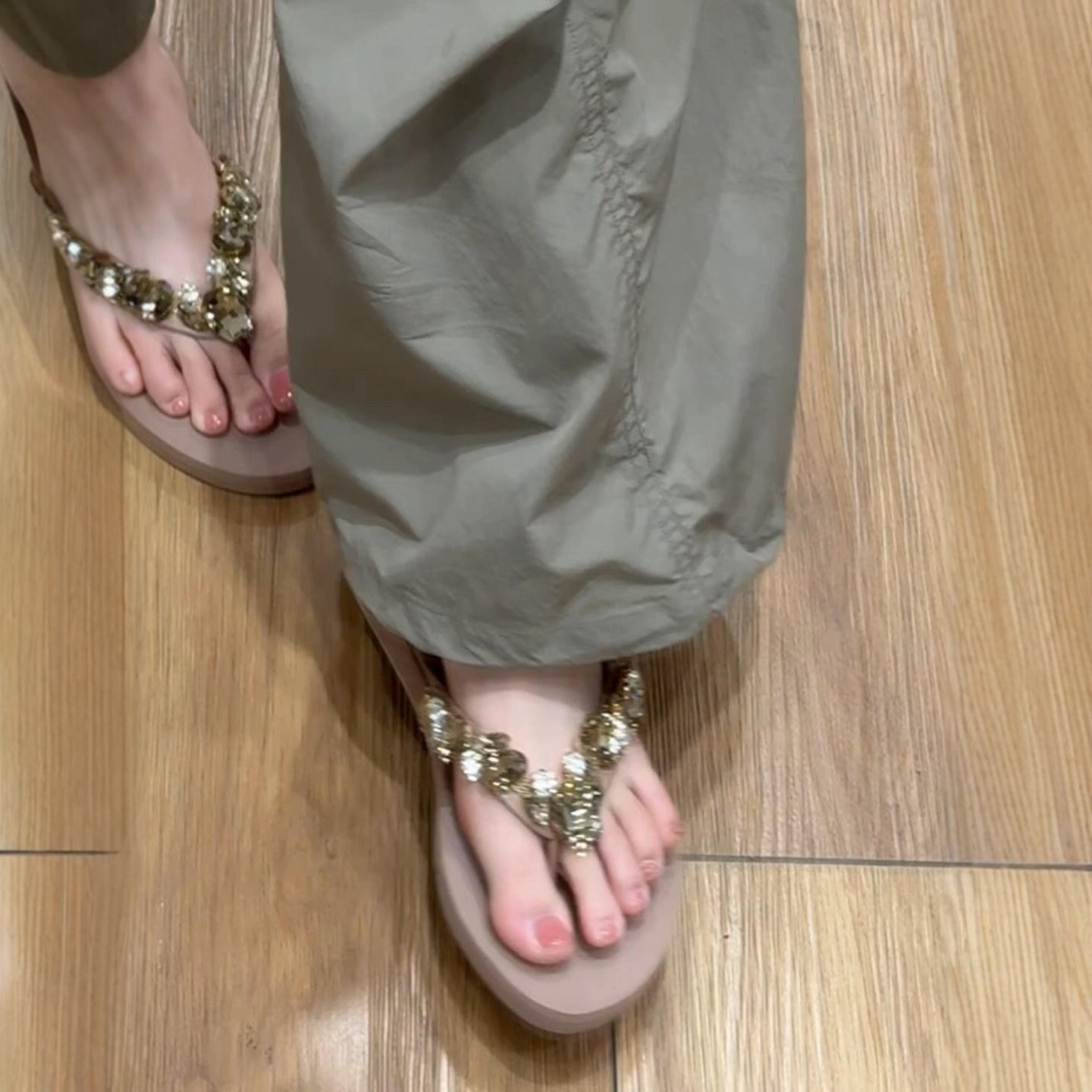 水钻人字拖女夏外穿夹脚凉拖鞋2025新款沙滩防滑防臭配裙子凉鞋
