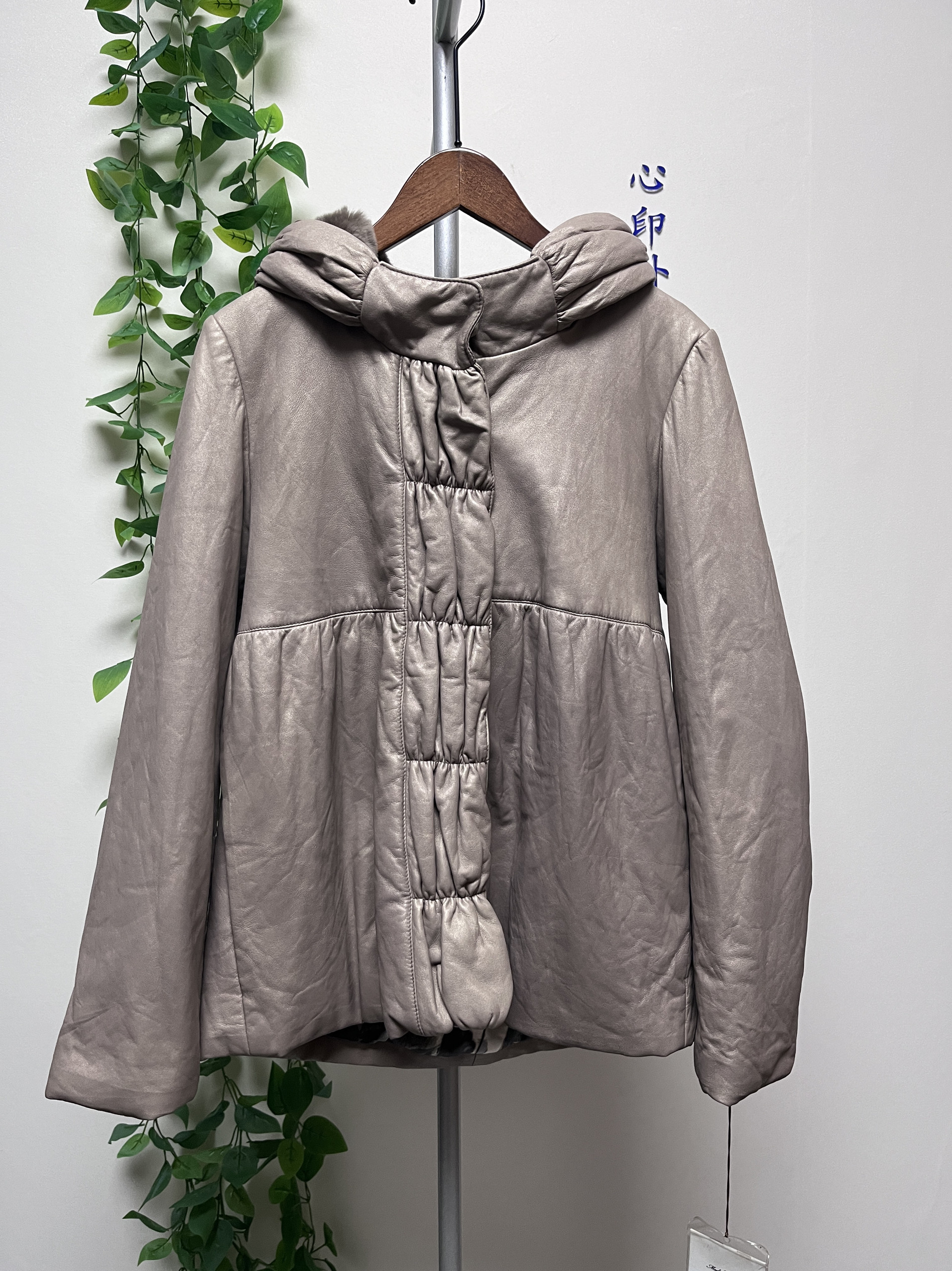 工厂断码清仓女士绵羊皮羽绒服獭兔连帽款出口日韩轻便保暖捡漏