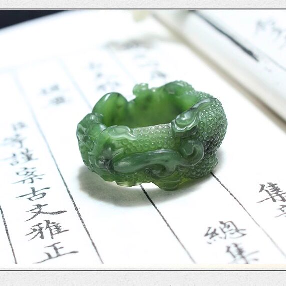 和田玉貔貅扳指大拇指男女经典原创手工精雕随型福寿如意碧玉戒指