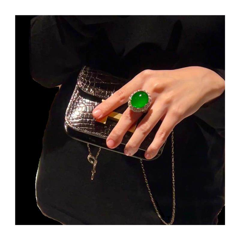 翡翠色戒指镶嵌款大颗粒蛋面帝王绿戒指奢华气质正阳绿玉髓戒指款