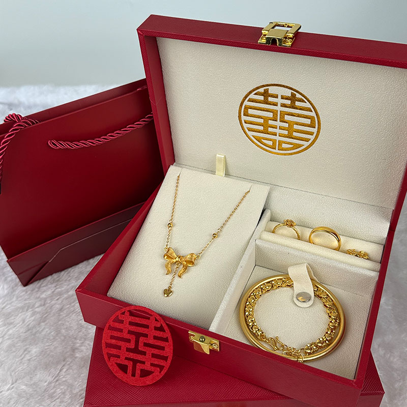 仿真假三金婚庆订婚首饰套装摆件道具五金一套沙金手镯戒指项链礼