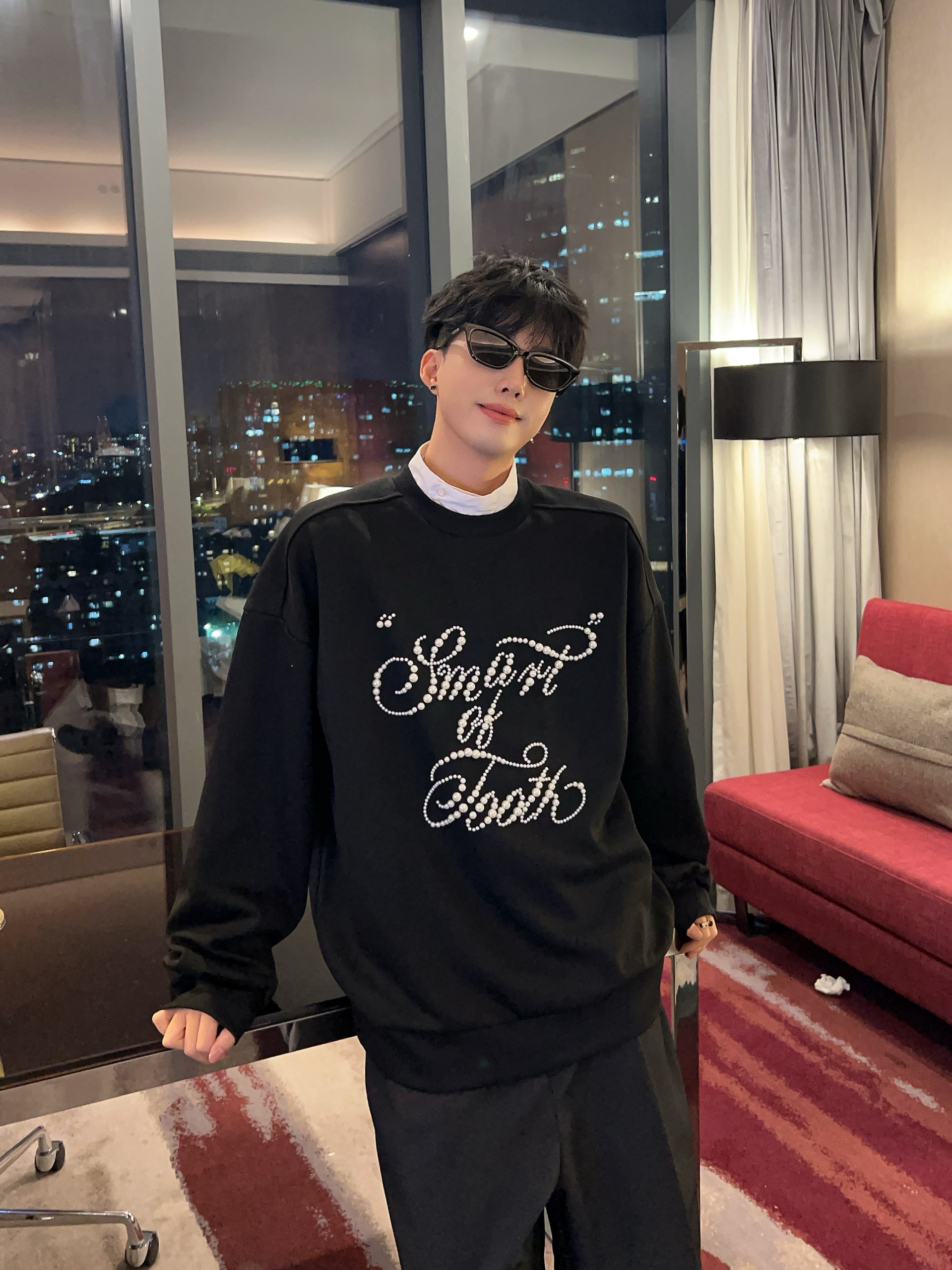 钉珠宽松潮流薄利套头珍珠卫衣男