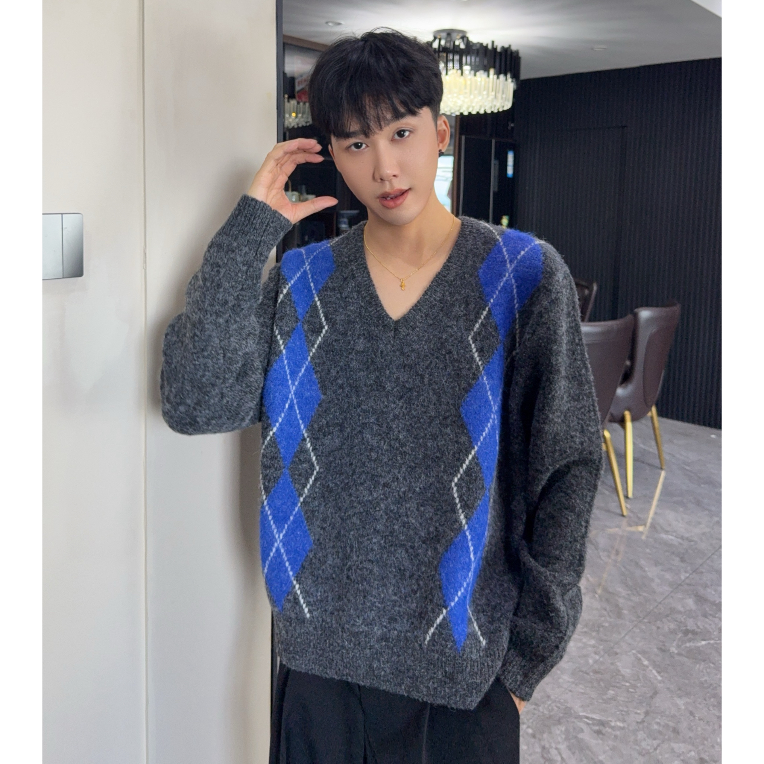 大富羊毛撞色菱形格V领针织衫男秋冬宽松学院风随性休闲混色毛衣
