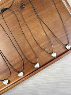 bm同款爱心项链复古小爱心吊坠抽拉长款黑皮绳毛衣链女新款bm平替