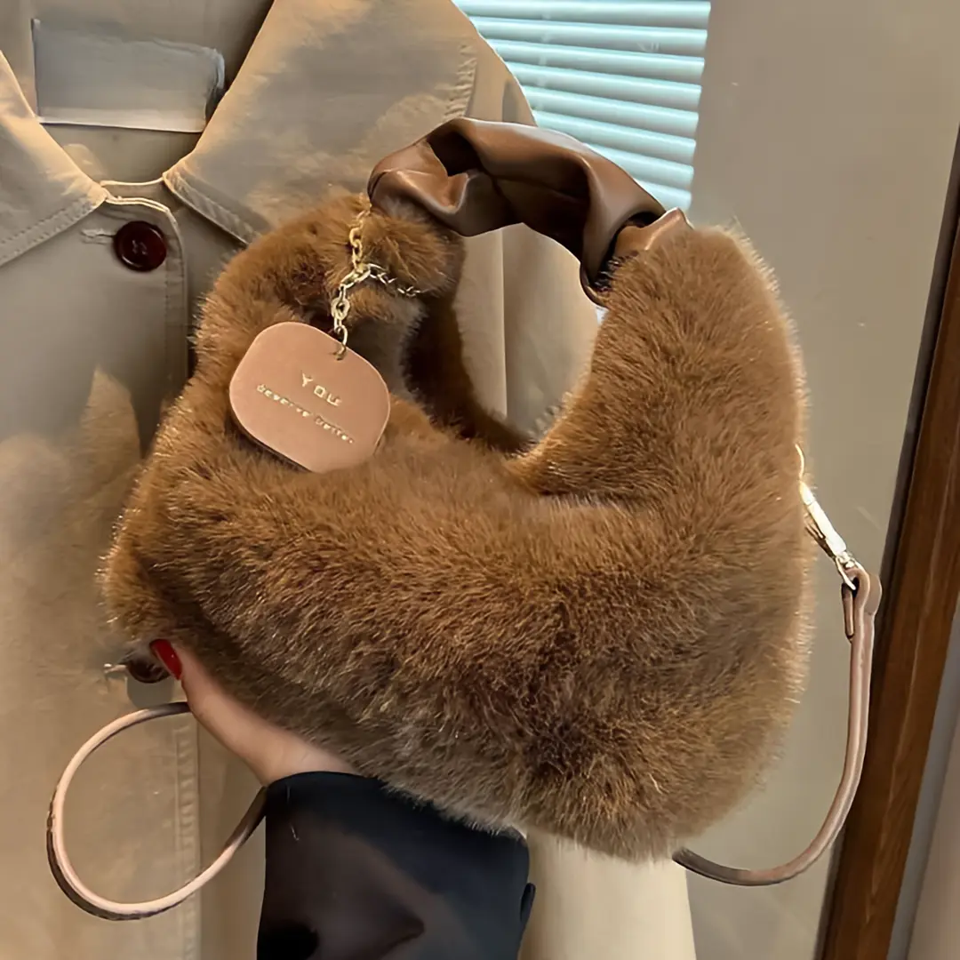 秋冬新款毛绒绒大容量斜挎包女士时尚百搭包通勤2025年流行款包包