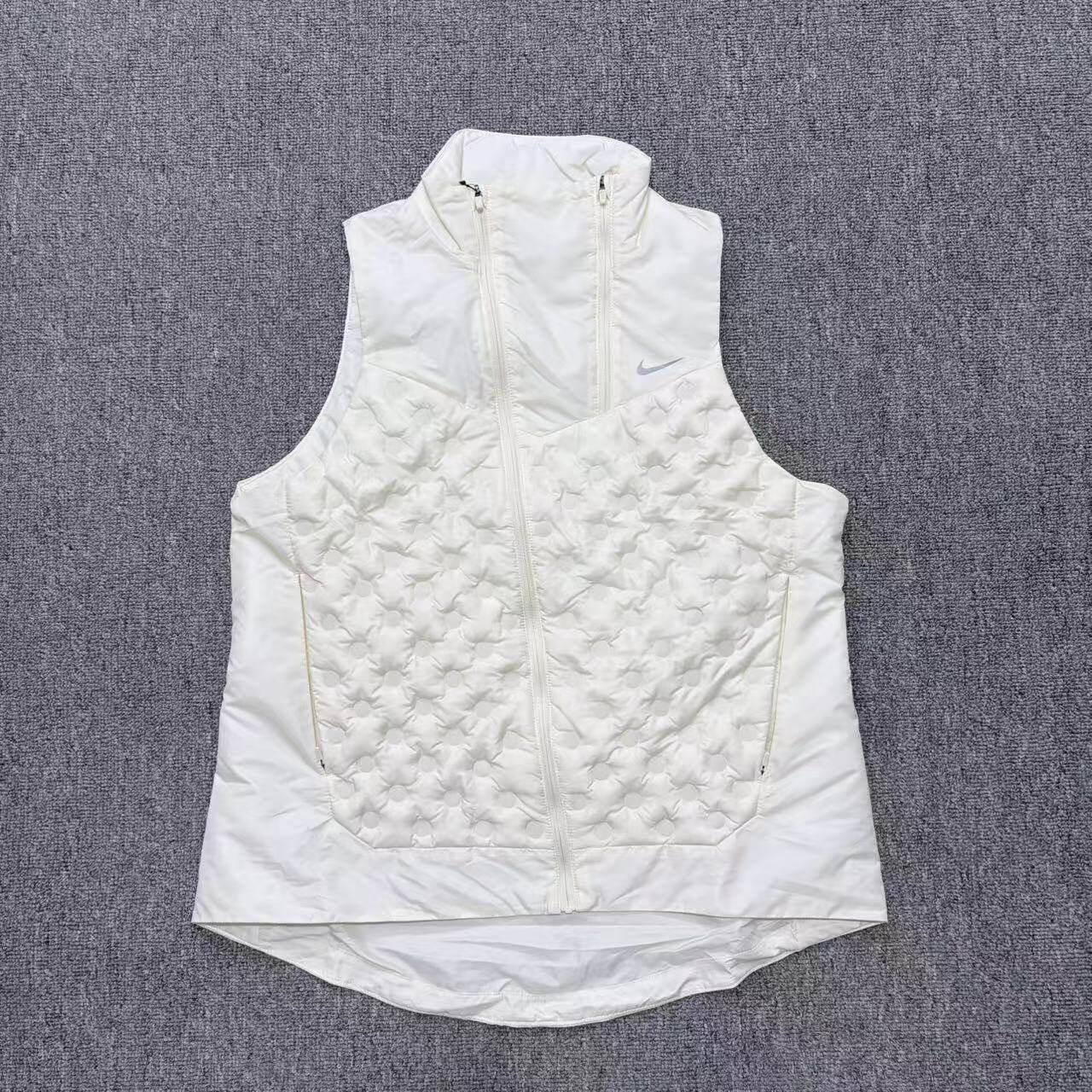 Nike/耐克 女子ADV运动跑步训练反光保暖立领羽绒马甲 FB7607-110
