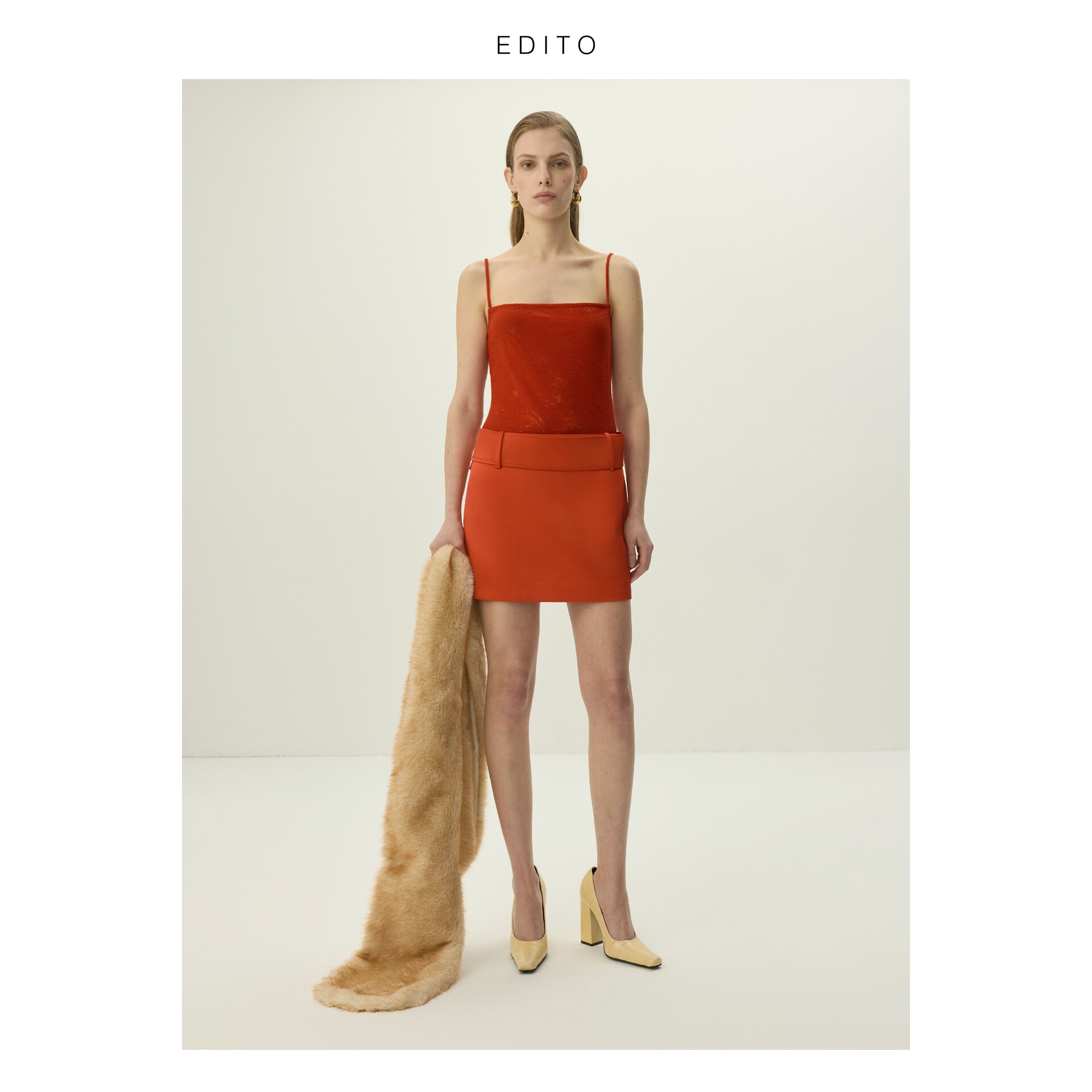 EDITO 红色缎面腰带装饰低腰短裙