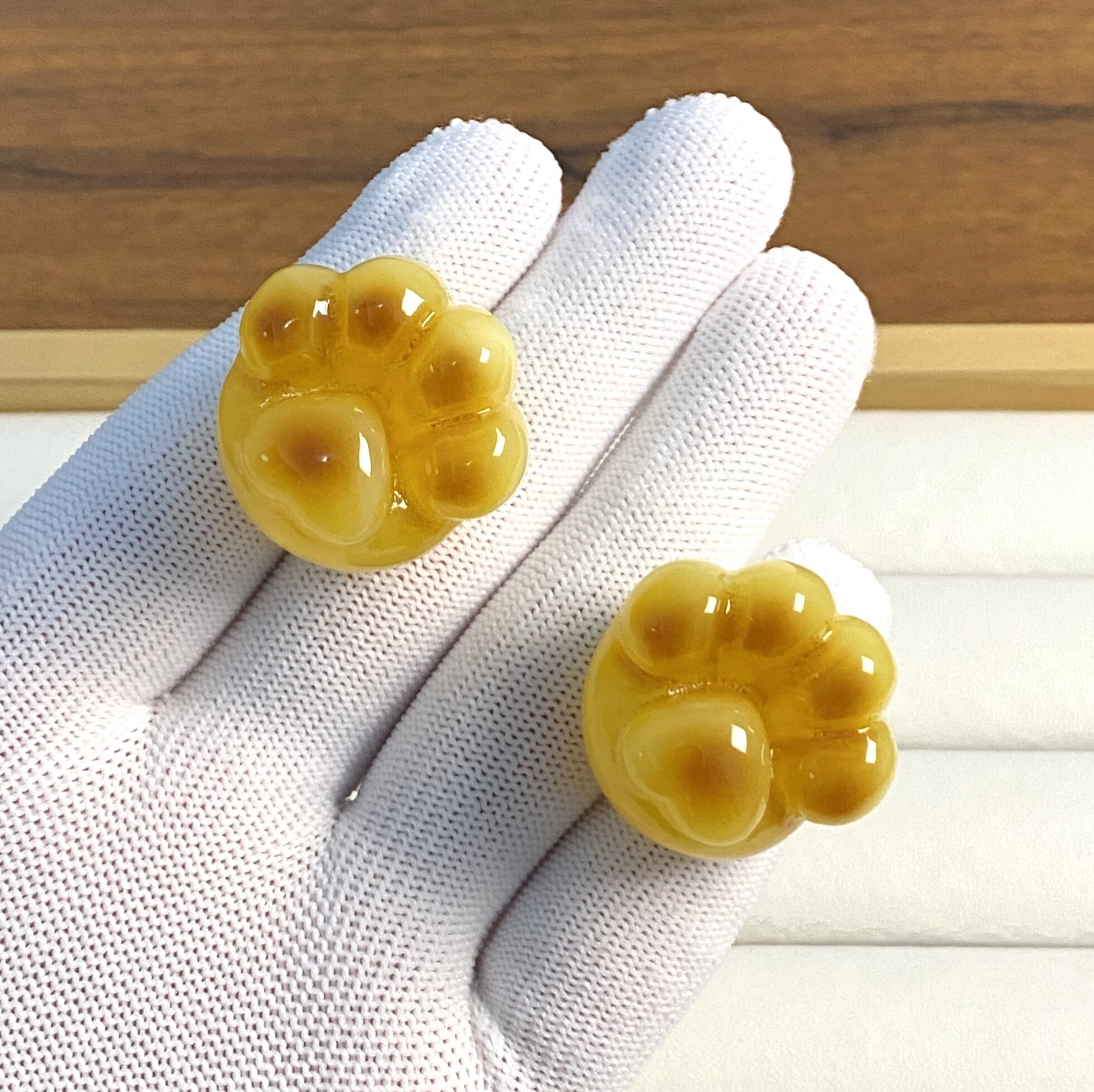 热销爆款非天然琥珀蜜蜡俏色天地孔猫爪散珠DIY文玩配饰