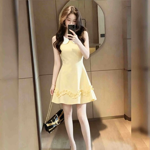 甜美风黄色娃娃领连衣裙女夏2026新款温柔收腰设计感木耳边A字裙