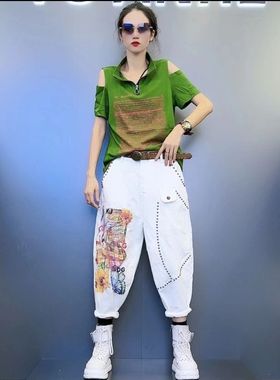 2024夏季新款个性露肩字母印花T恤搭配白色重工钉珠牛仔裤女套装