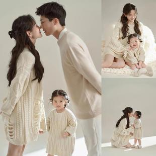 2025新款亲子装一家三口全家福新年白色麻花毛衣影楼拍照主题服装