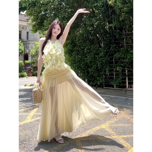 夏季辣妹性感风奶黄色荷叶边吊带挂脖上衣网纱中长裙度假风两件套