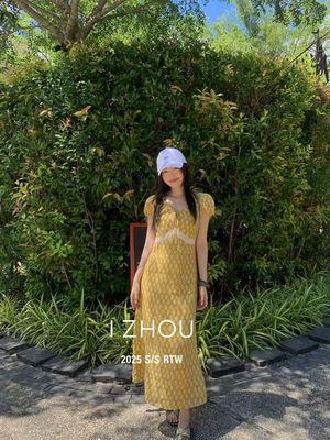上新【IZHOU】2025夏季设计师款 蕾丝拼接黄花连衣裙