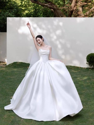 影楼主题简约迎宾纱质感主婚纱高级感优雅法式抹胸缎面精致婚纱