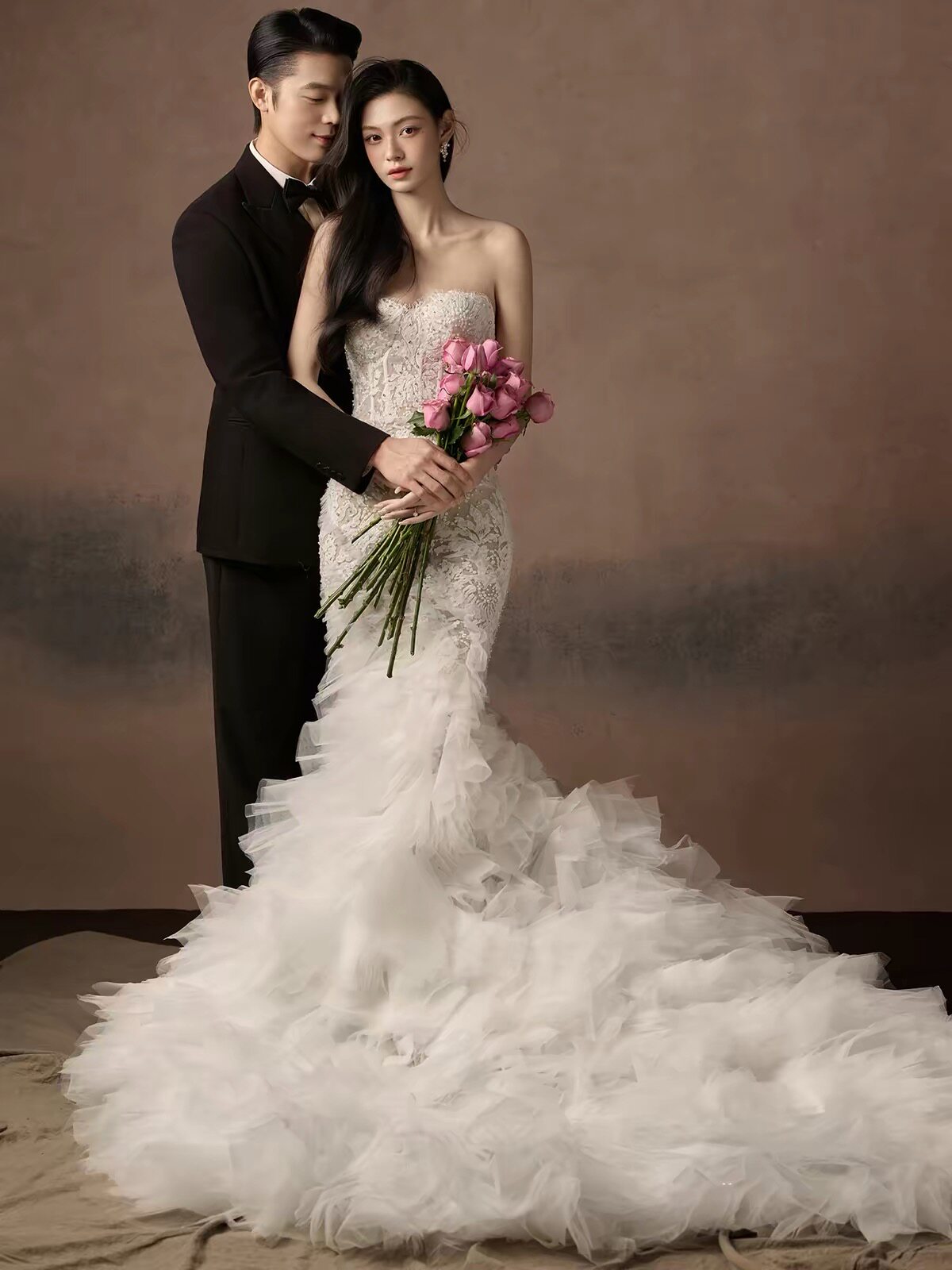 新款影楼拍照主题情侣室内写真法式油画复古蕾丝抹胸鱼尾婚纱礼服