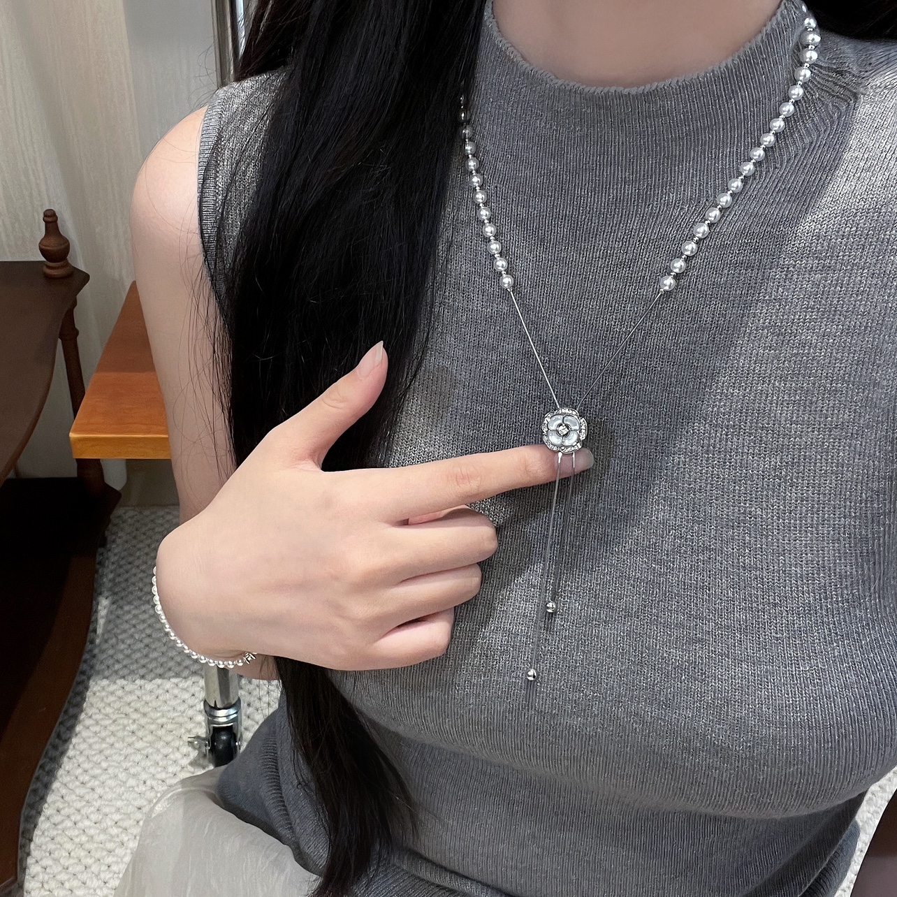 「凡尔赛庄园」天然白贝母气质百搭花朵毛衣链长款抽拉可调节项链