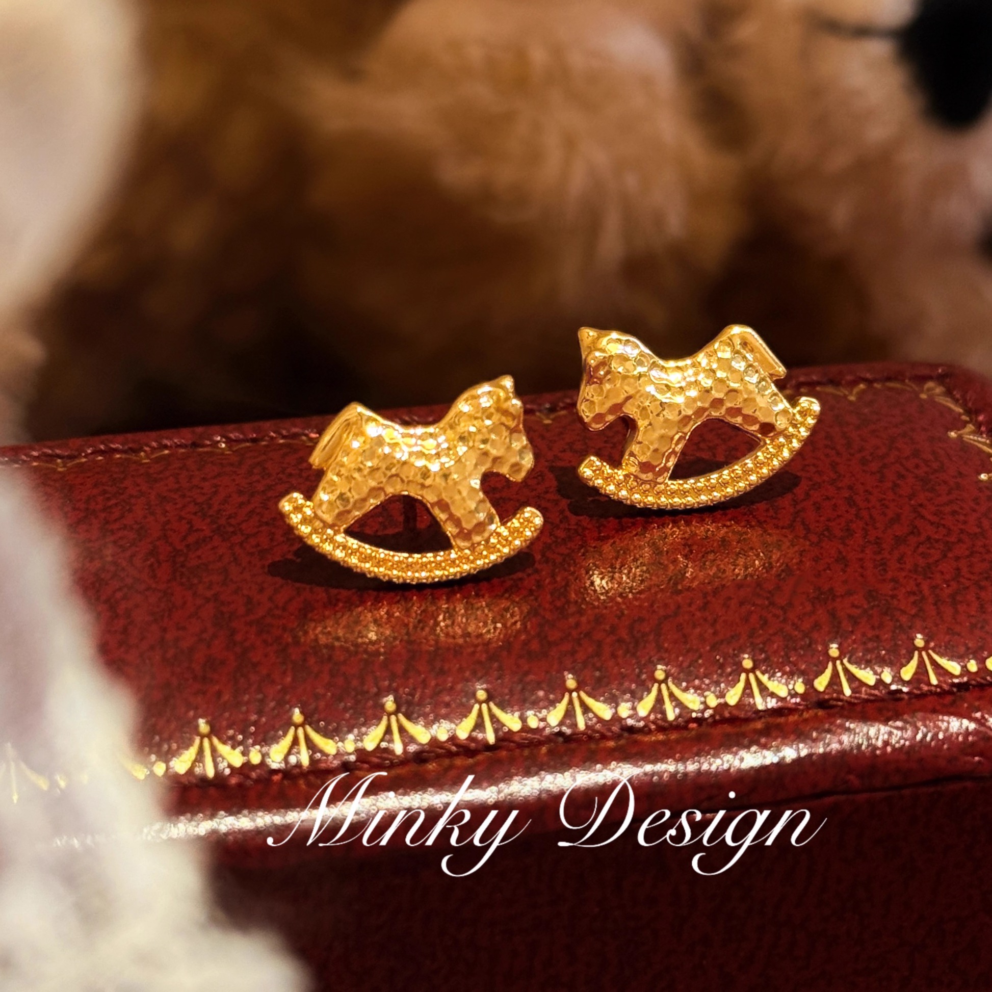 「金彩木马」小巧精致木马耳钉蚊香盘耳夹无耳洞可爱耳环百搭耳饰