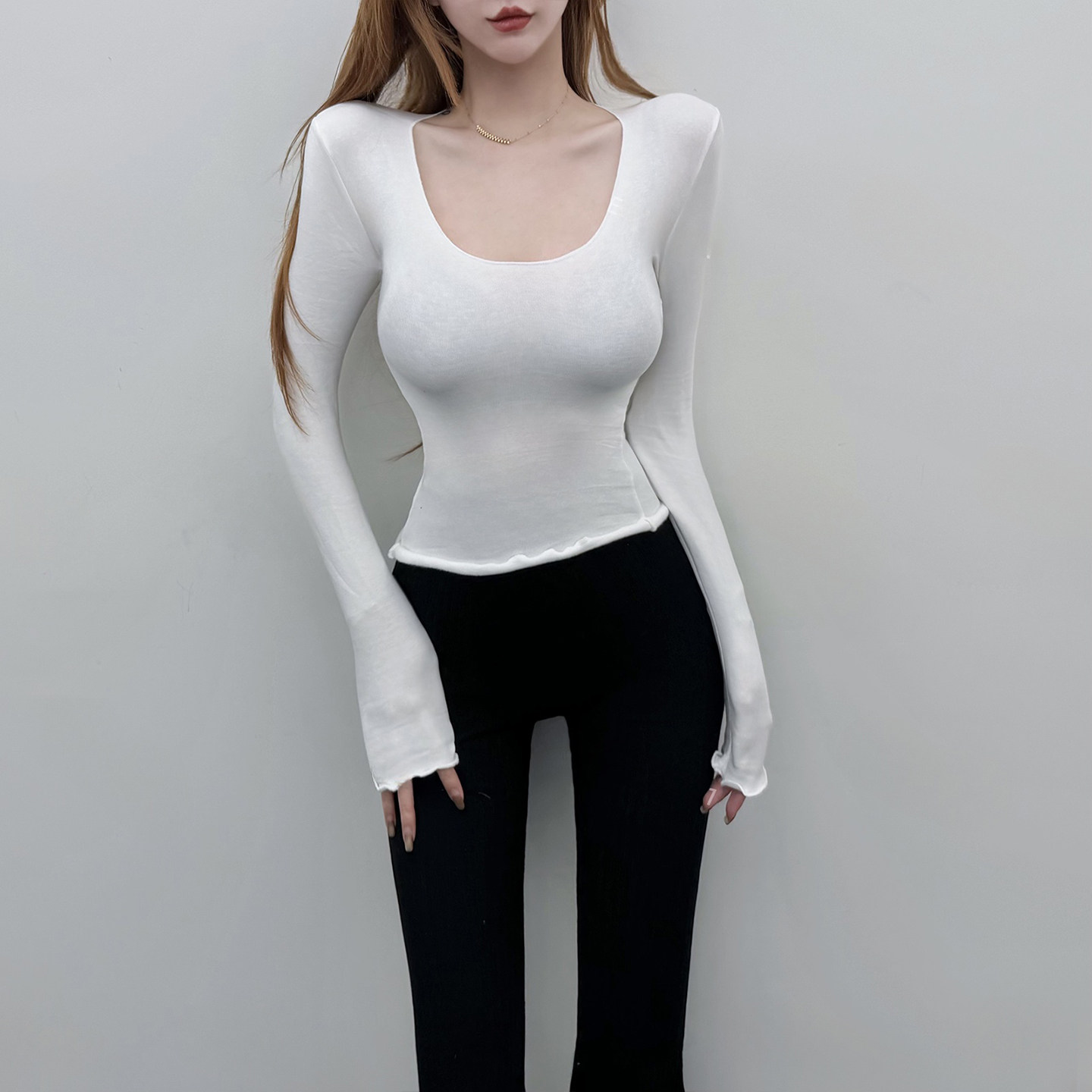 微透白色U领长袖显瘦紧身T恤女