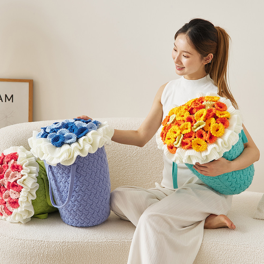 手捧花玫瑰花束抱枕成品
