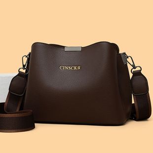 时尚牛皮手提拎包女2025新秋冬大容量水桶百搭通勤真皮单肩斜挎包